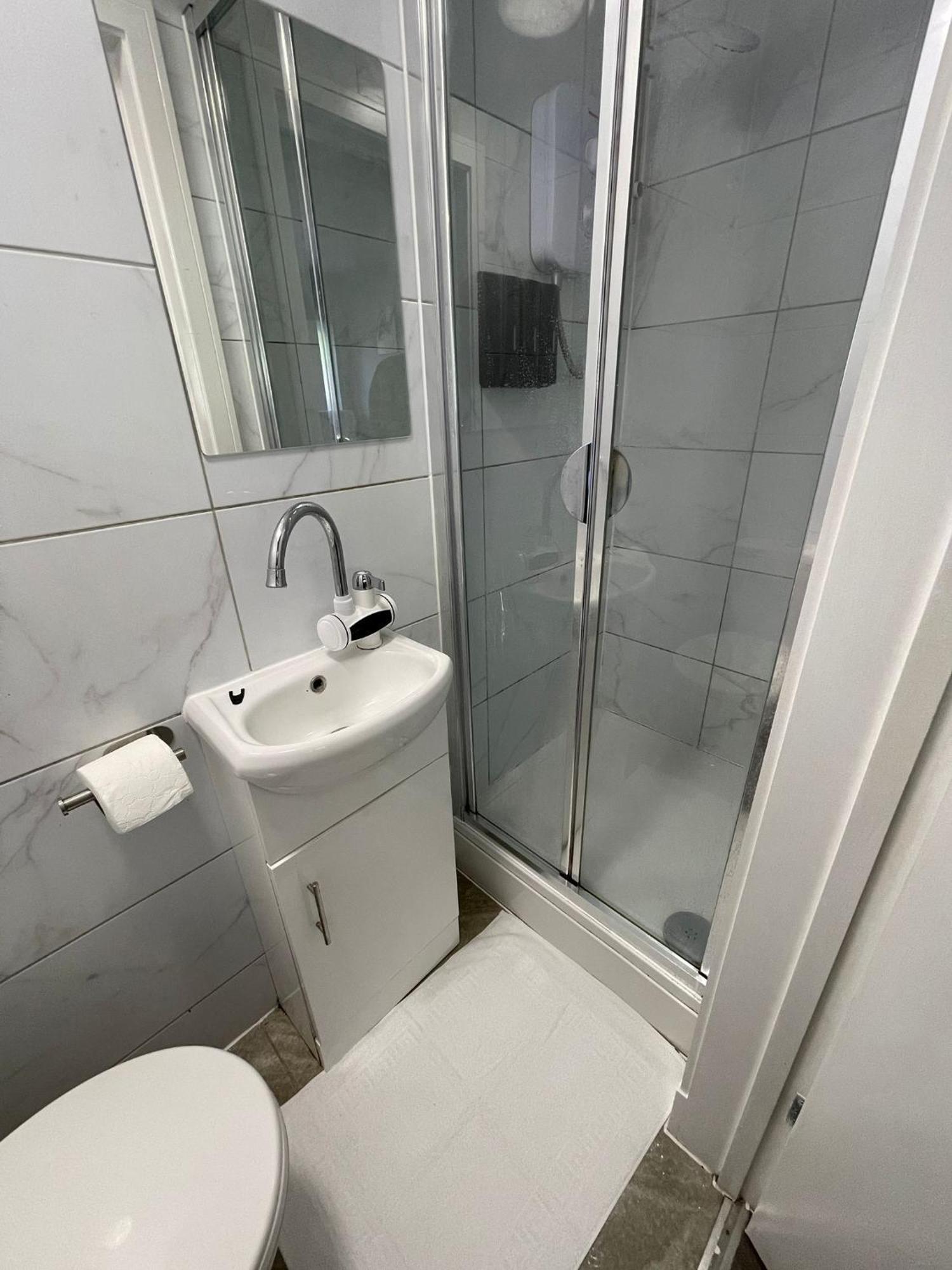 Letzi Premium Cozy Retreat Private En-Suite Rooms, Wembley Londyn Zewnętrze zdjęcie